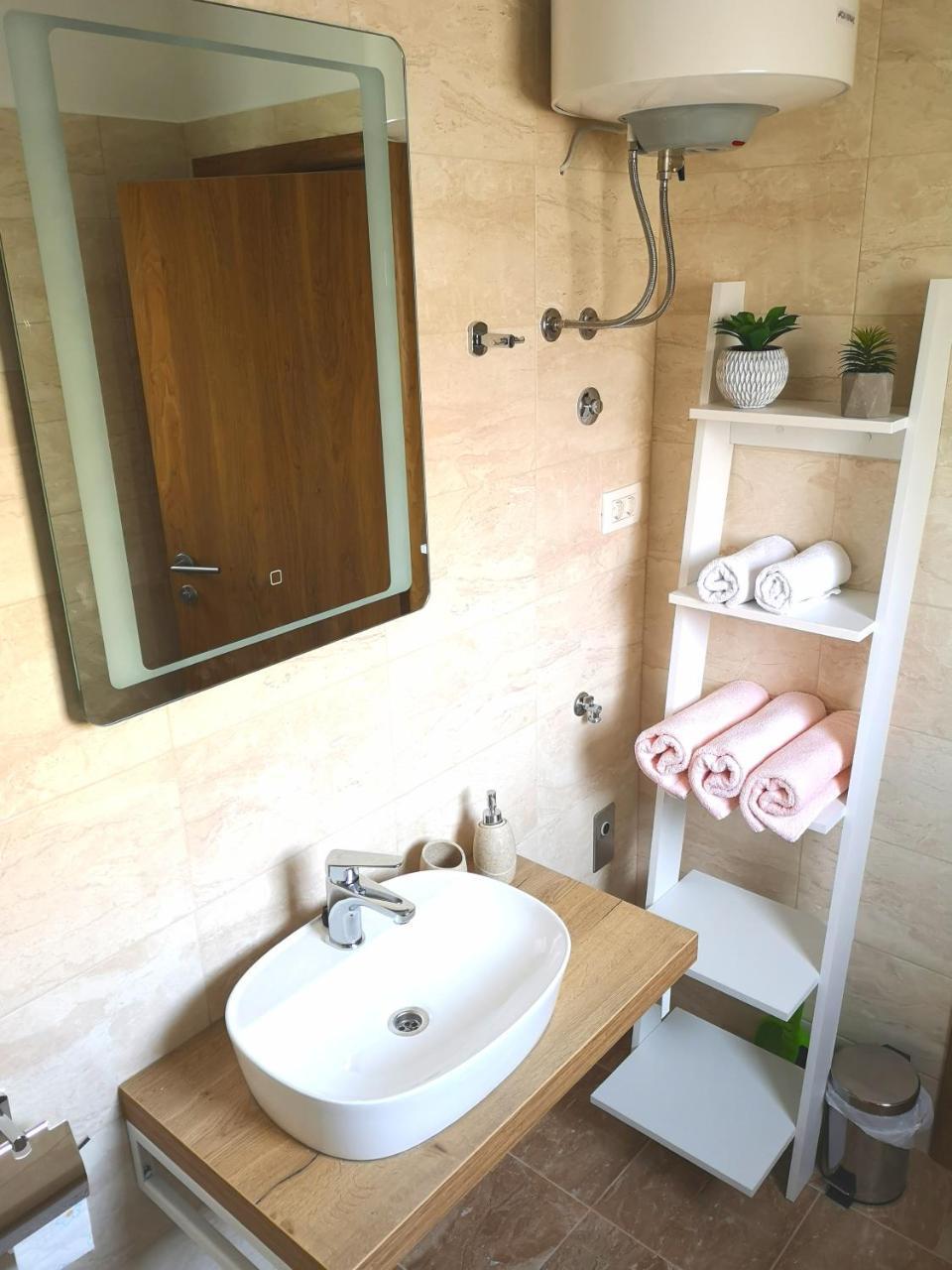 Apartments Grgic โตรกีร์ ภายนอก รูปภาพ